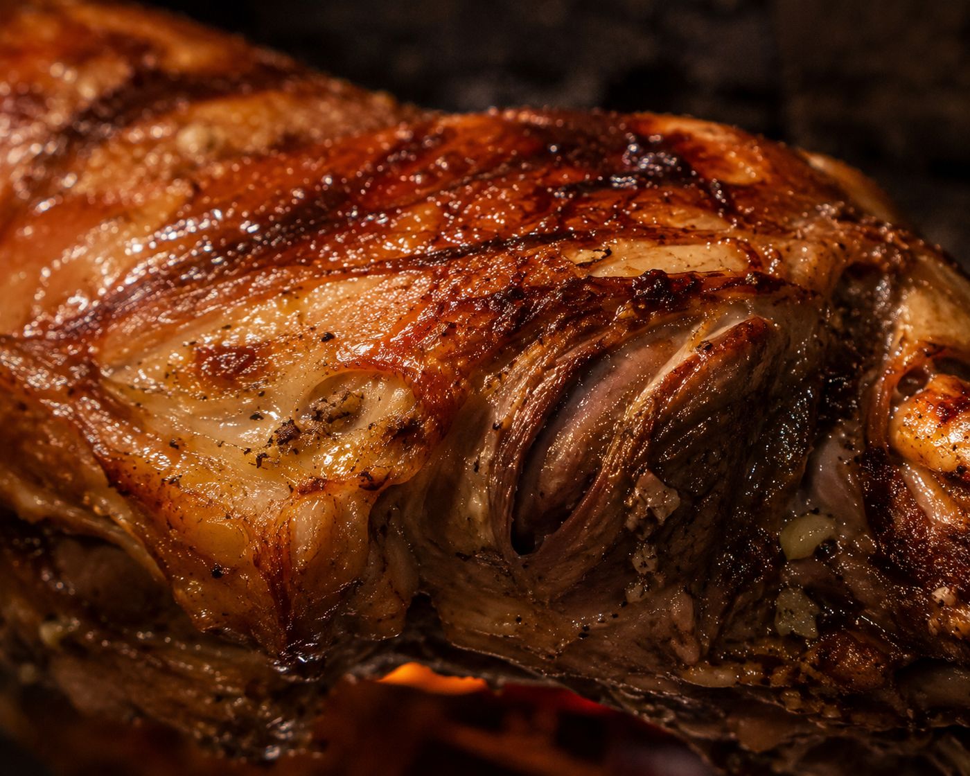 Agneau méchoui à la peau croustillante cuit 4 heures au four berbère